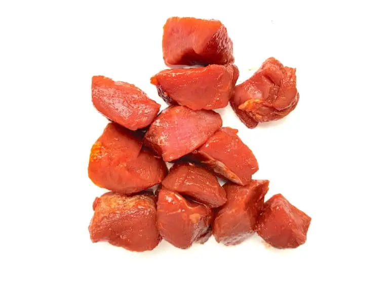 Varkenshaassaté blokjes uit de oven met paprika en rode ui